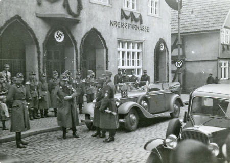 Nationalsozialisten vor der Kreissparkasse in Marburg, um 1933
