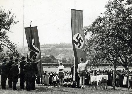 Fahnenappell mit Hitlergruß auf dem Universitäts-Sportgelände, 1933-1938?
