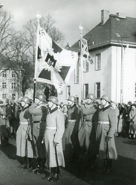 Fahne und Standarte der Wehrmacht vor der Jägerkaserne, um 1937