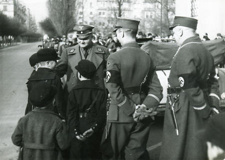 Karl Weinrich mit Hitlerjungen in der Biegenstraße Marburg, um 1935