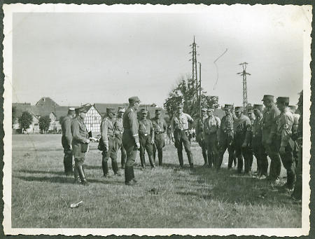 SA-Männer mit Unterführer Herhörrn, um 1933-1945