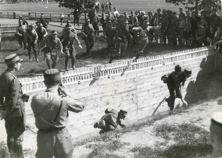 Sportübung der SA auf dem Kämpfrasen in Marburg, um 1933-1940