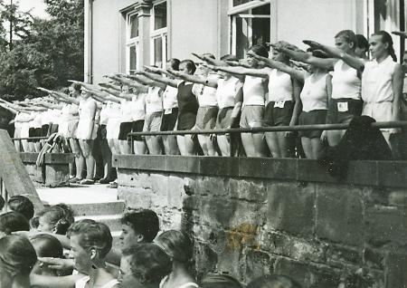 Sportlerinnen grüßen mit dem Hitlergruß, 1935-1938