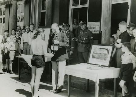 Preisverleihung beim Gruppensportfest in Kassel, 1938