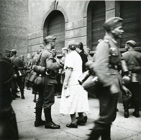 Wehrmachtssoldaten am Marburger Bahnhof, um 1938 (?)