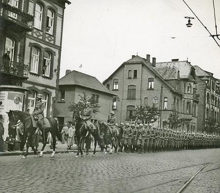 Wehrmachtsparade in Marburg, um 1935-1938