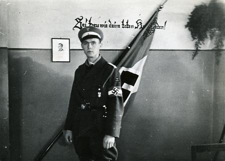 Porträt eines Hitlerjungen in Uniform, um 1933-1945
