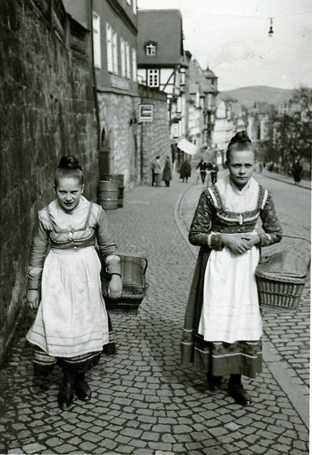 Trachtenmädchen am Steinweg, um 1932
