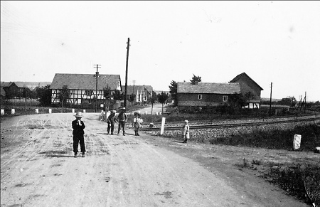 Dorfeingang von Allendorf aus Richtung Battenberg gesehen, um 1910