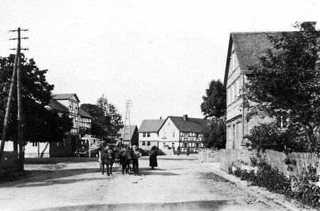Kreuzung Schulstraße/Bahnhofstraße in Allendorf, um 1910