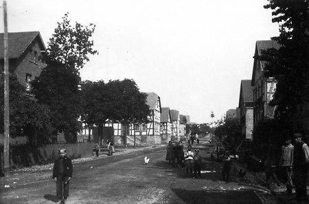 Kinder auf der Schulstraße von Allendorf, um 1900