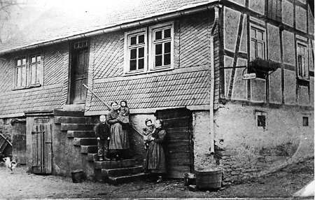 Allendorfer Frau mit ihren Kindern und einer Nachbarin mit Kind, 1908