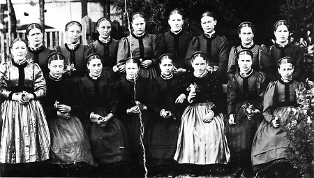Junge Frauen aus Allendorf in Tracht, um 1900