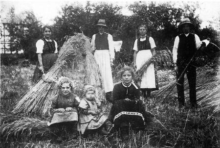 Getreideernte in Allendorf, um 1920