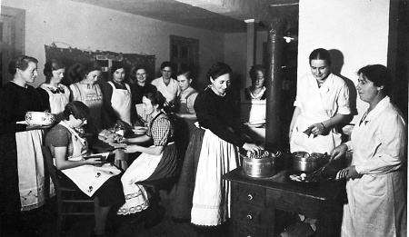 Die NS-Frauenschaft versammelt zur Kochschule in Allendorf, 1939