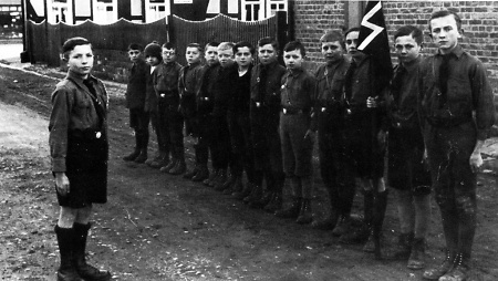 Allendorfer Hitlerjugend mit Fahne, 1934