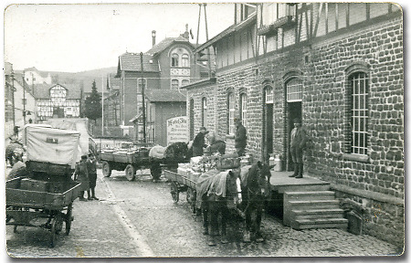 Milchfuhrwerke vor der Molkerei in Neukirchen, 1936