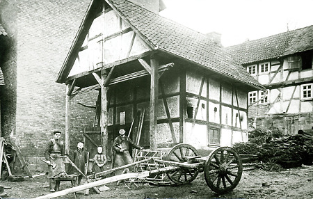 Der Schmied aus Nausis mit seinem Gesellen vor der Schmiede, 1912