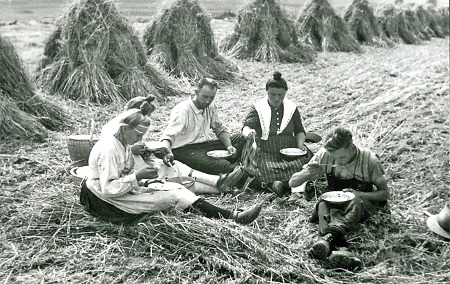Erntehelfer in Riebelsdorf beim Mittagessen auf dem Feld, 1932