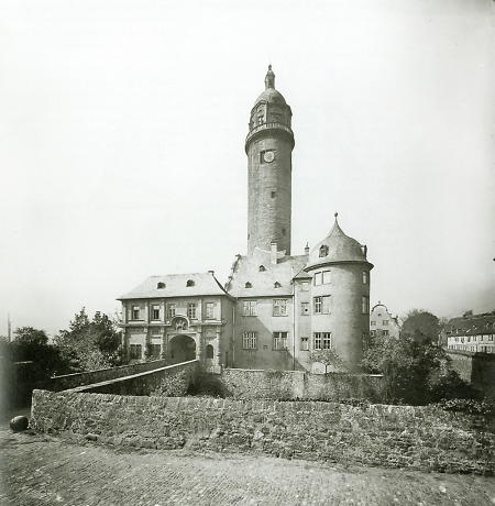 Das ehemalige Schloss der Mainzer Erzbischöfe in Höchst, um 1900