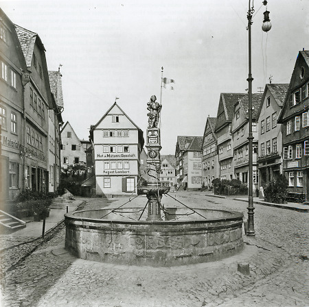 Der Marktplatz in Fritzlar mit dem Marktbrunnen, um 1900