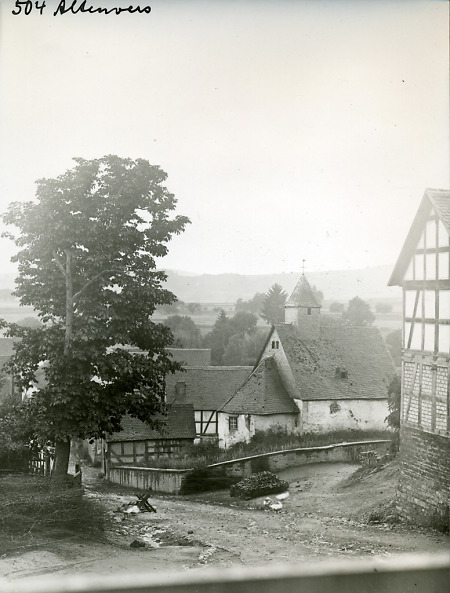 Dorfstraße in Altenvers mit der Kirche, um 1890