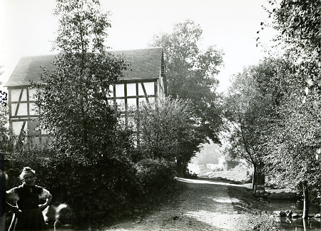 Fachwerkhaus am Ortsrand von Fronhausen, um 1890