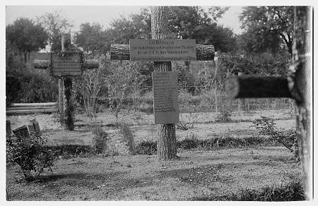 Grabkreuze für gefallene deutsche und französische Soldaten, 17. September 1914