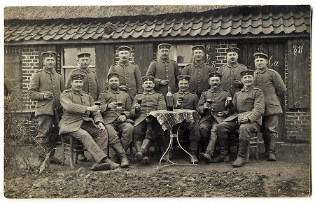 Soldatengruppe in Felduniform bei einem Umtrunk, 28. April 1915