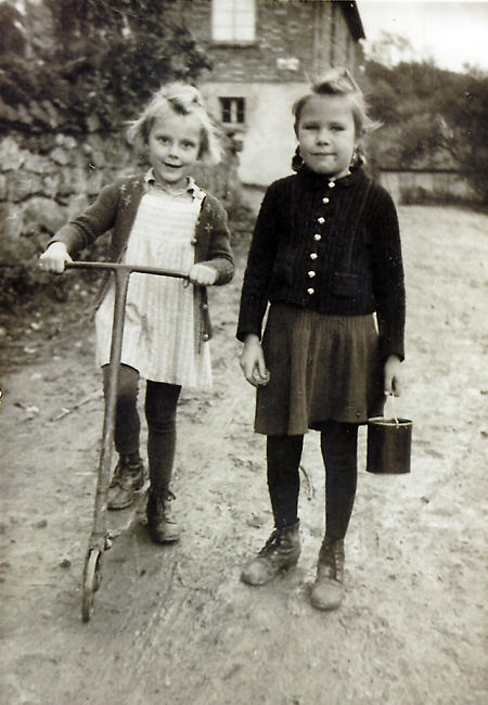 Zwei Mädchen in Nanzenbach, Winter 1949-1950