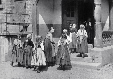 Mädchen vor der Schule in Mardorf, 1936