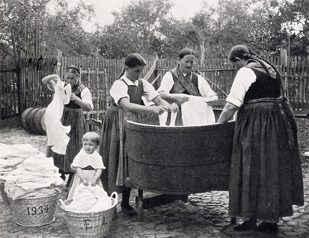 Frauen in Mardorf bei der großen Wäsche, 1936