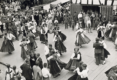 Tanz am Kirmessonntag in Mardorf, 1936