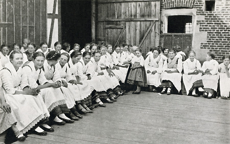 Junge Frauen in Mardorf bei einer Tanzpause, 1936