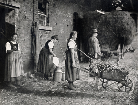 Familie in Mardorf bei der Stallarbeit, 1936