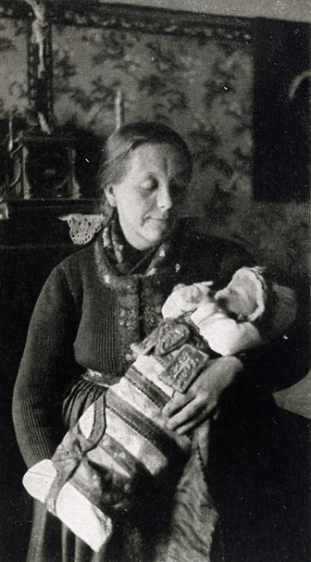 Mutter mit Säugling in Mardorf, 1936
