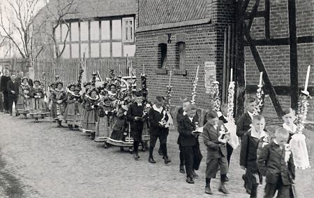 Zug der Erstkommunionkinder in Mardorf, 1936