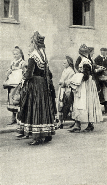 Frauen und Mädchen in Mardorf in Tracht, 1936