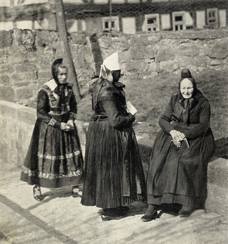 Frauen in Kleinseelheim in Tracht, 1936