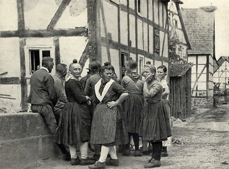 Schwälmer bei der Backauslosung, um 1936