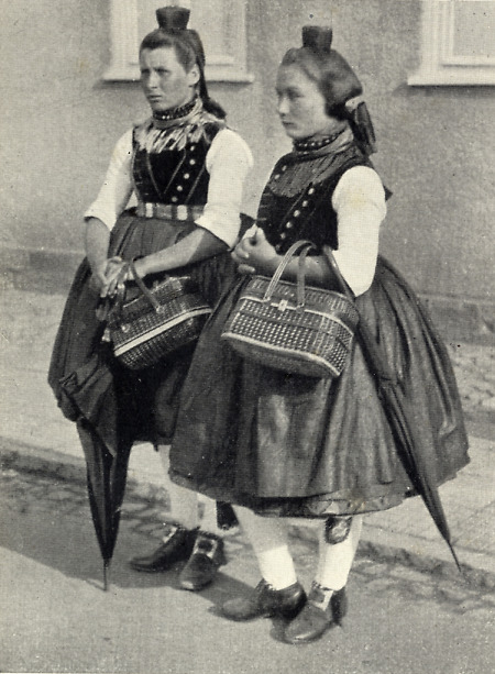 Zwei Schwälmer Mädchen in Festtracht, um 1936