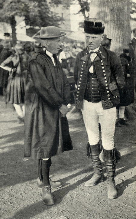 Zwei Männer in Schwälmer Tracht, um 1936