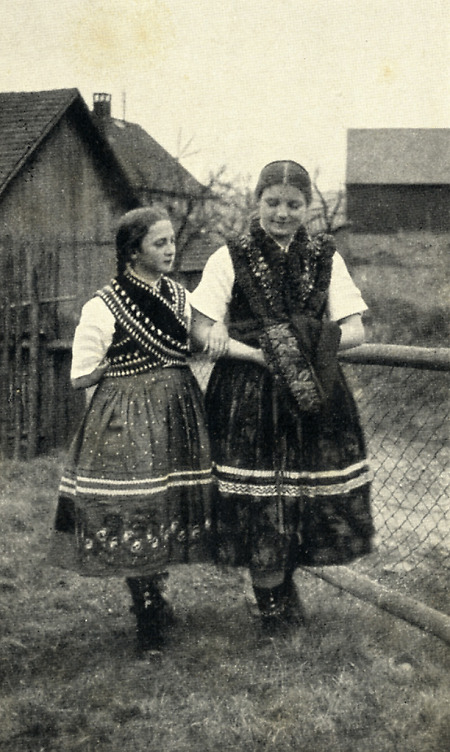 Mädchen in Schlitzer Tracht, um 1936