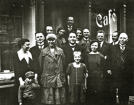 Personen vor dem Café „Orania“ in Herborn, um 1926