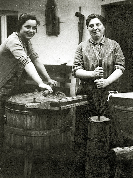 Frauen beim Waschen und Herstellen von Butter, um 1930