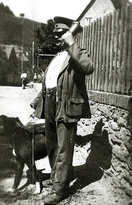 Gemeindediener aus Merkenbach mit Hund, um 1930