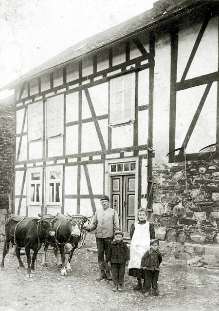 Kleinbäuerliche Familie aus Hörbach, um 1913
