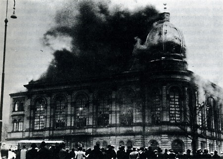 Die brennende Synagoge in Frankfurt während der Reichspogromnacht, 1938