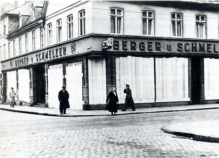 Vernagelte Schaufensterfront nach der Reichspogromnacht in Hanau, 1938