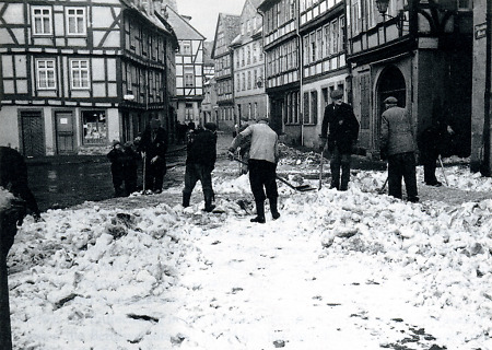 Jüdische Zwangsarbeiter beim Schneeschaufeln in Hanau, 1941/42